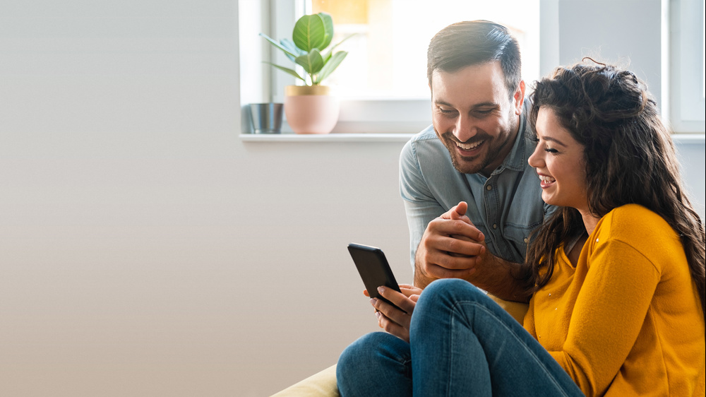 Couple heureux des récompenses Hilo - Les défis Hilo, c’est vos récompenses qui montent quand la température descend